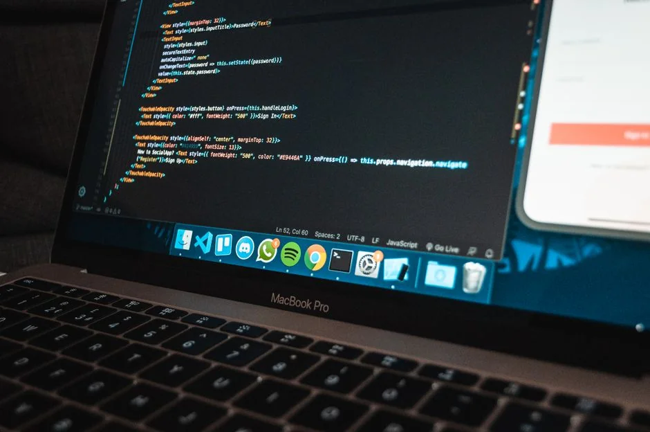 man-using-apple-computer-ieiuits149m